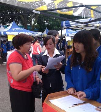 市场营销专业唐铁骊老师亲临展销会现场指导工作